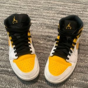 Air Jordan Men size 10.5 .. missing one insole .